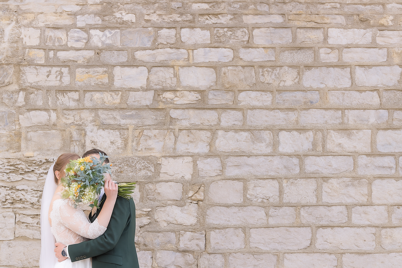 Photo d'une mariée avec son bouquet fait chez Bettina