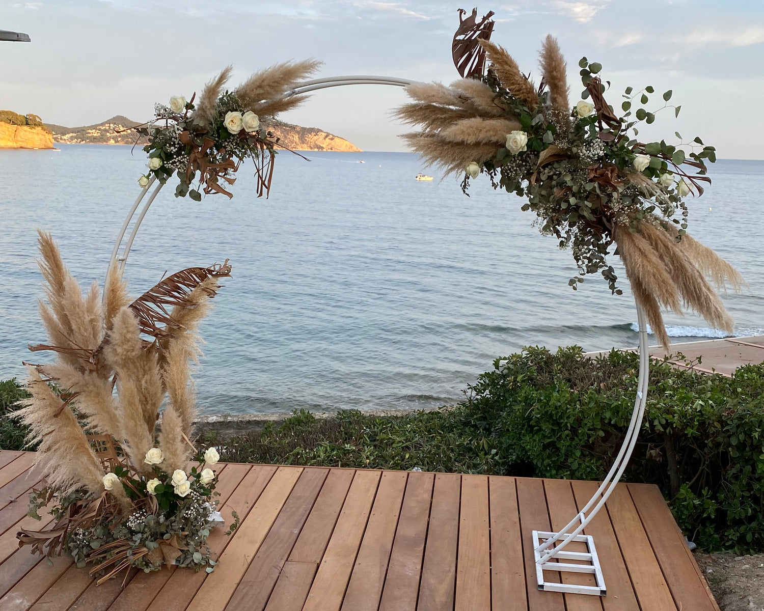 arche fleurie de fleurs sechees